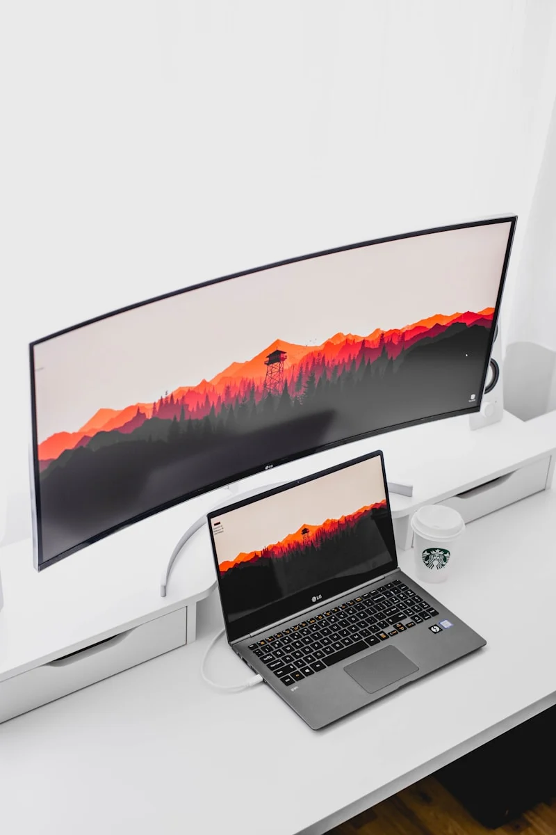 Εξωτερική οθόνη MacBook Pro: Οι καλύτερες επιλογές για βελτιωμένη παραγωγικότητα